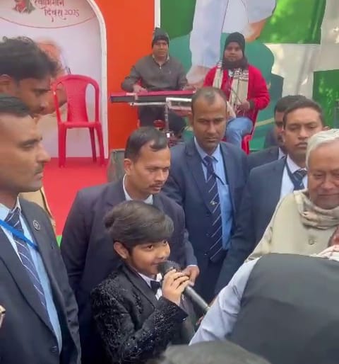 छोटे गायक ने सीएम नीतीश कुमार को किया मंत्रमुग्ध, गायक के गीत ने जीता दिल