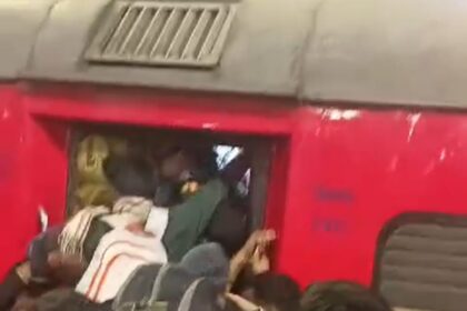 एसी कोच पर बेटिकट यात्रियों ने किया कब्जा, यात्री परेशान