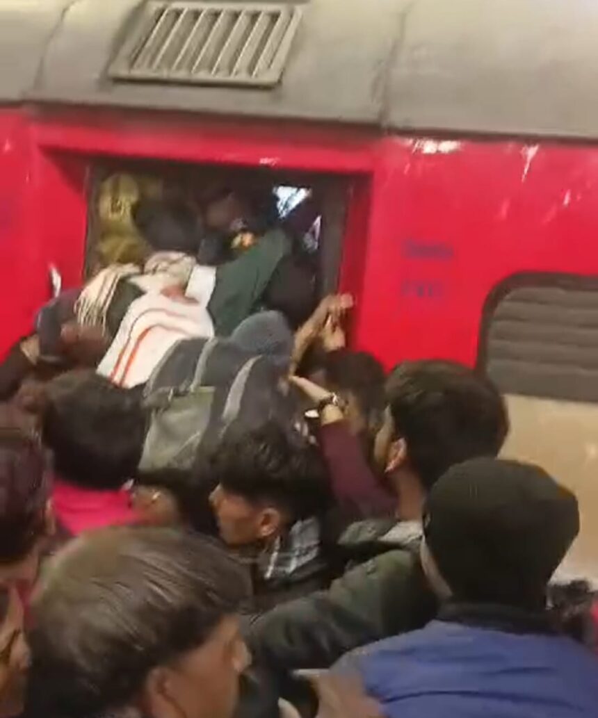 एसी कोच पर बेटिकट यात्रियों ने किया कब्जा, यात्री परेशान