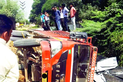 तमिलनाडु-कर्नाटक सीमा पर एल्लापुरा में ट्रक खाई में गिरा, 11 की मौत व दस घायल