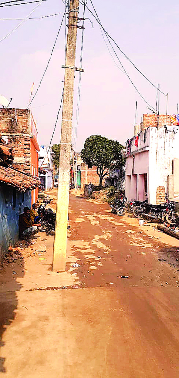 बिजली के खंभों को किनारे गड़वाने के लिए ग्रामीणों ने लिखा मंत्री को लिखा पत्र