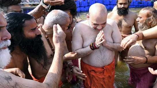अमित शाह ने परिवार के साथ किया प्रयागराज का दौरा, संगम में लगाई डुबकी