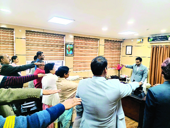 गांवों में शिविर लगाकर कुष्ठ रोग के प्रति भ्रांतियों को करें दूर : डीसी