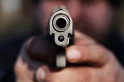 वकील के घर कुख्यात अपराधी ने की फायरिंग, 5 लाख रंगदारी मांगा