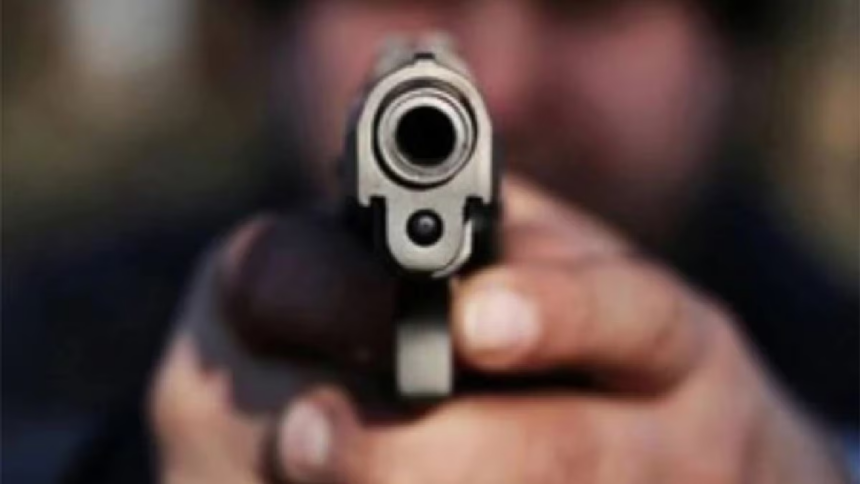 वकील के घर कुख्यात अपराधी ने की फायरिंग, 5 लाख रंगदारी मांगा