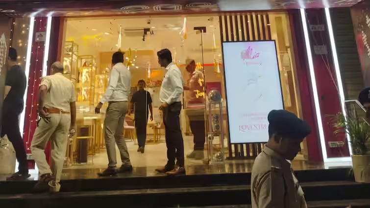 पटना में अपराधियों का दिनदहाड़े तांडव, ज्वेलरी शोरूम में लाखों की लूट