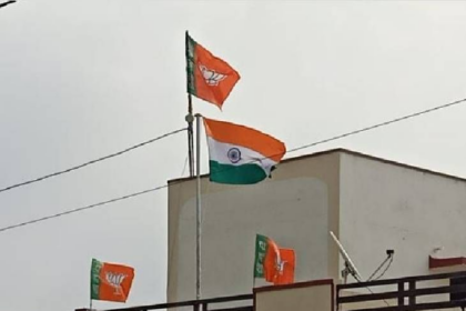 जन सुराज के कार्यालय में तिरंगे का अपमान, तिरंगा ऊपर से गिरा