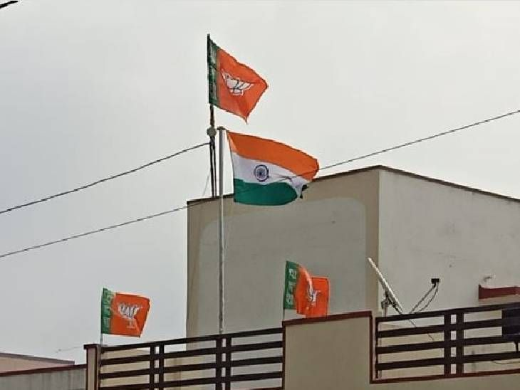 जन सुराज के कार्यालय में तिरंगे का अपमान, तिरंगा ऊपर से गिरा