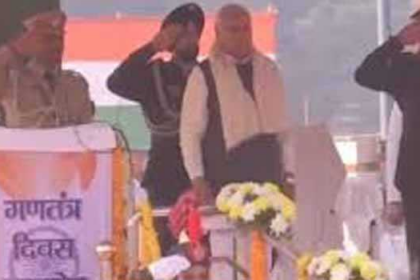राज्यपाल आरिफ़ मोहम्मद खान ने फहराया तिरंगा