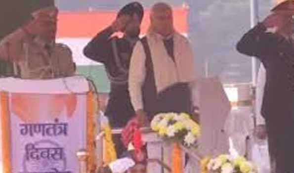 राज्यपाल आरिफ़ मोहम्मद खान ने फहराया तिरंगा