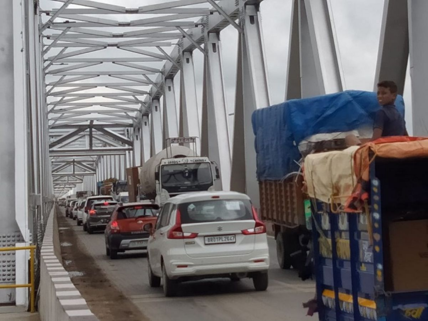 पटना में गांधी सेतु पर लंबा जाम, 7 से 8 घंटे फंसी गाड़ियां