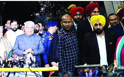 यमुना पर सियासत तेज, आप और भाजपा पहुंचीं चुनाव आयोग