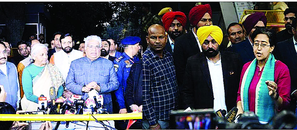 यमुना पर सियासत तेज, आप और भाजपा पहुंचीं चुनाव आयोग