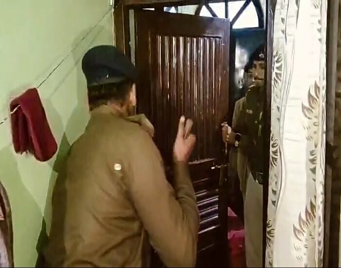 मोतिहारी में शराब माफिया के खिलाफ पुलिस की बड़ी कारवाई,उखाड़ दिया दरवाजा.