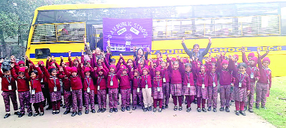 बच्चों ने की शैक्षणिक भ्रमण के तहत वनस्पति उद्यान की सैर