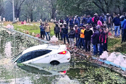तालाब में कार गिरने से मचा हड़कंप