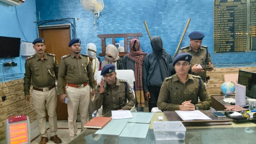24 घंटे में चोरी मामले का खुलासा, 4 आरोपी गिरफ्तार, अवैध हथियार बरामद