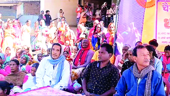 चैनपुर में बैंक ऑफ इंडिया के खिलाफ कांग्रेस प्रखंड कमेटी ने दिया धरना