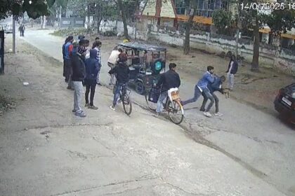 पटना की सड़कों पर गुंडागर्दी, ई-रिक्शा ड्राइवर को सड़क पर लेटाकर चढ़ा दी कार