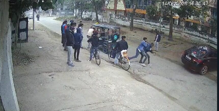 पटना की सड़कों पर गुंडागर्दी, ई-रिक्शा ड्राइवर को सड़क पर लेटाकर चढ़ा दी कार