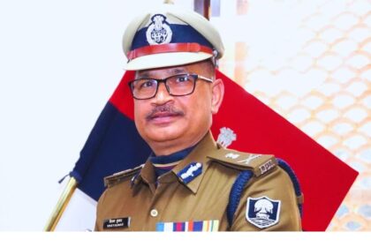 पुलिस अधिकारियों के साथ सेल्फी खींचन मना है,DGP के आदेश से पुलिस अधिकारियों में मची खलबली.