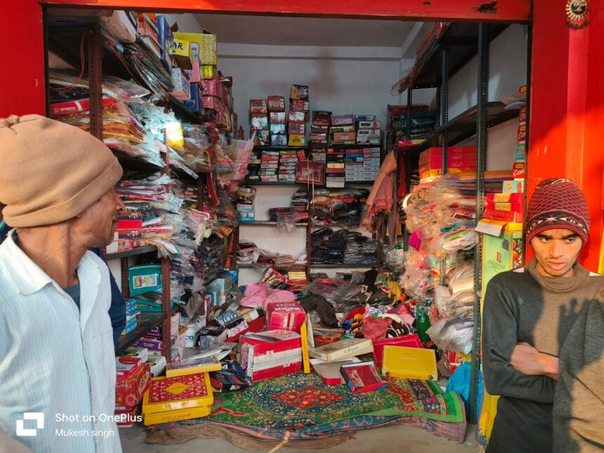 कपड़े की दुकान में बड़ी चोरी, चोरों ने लाखों का सामान और नकदी चुराए
