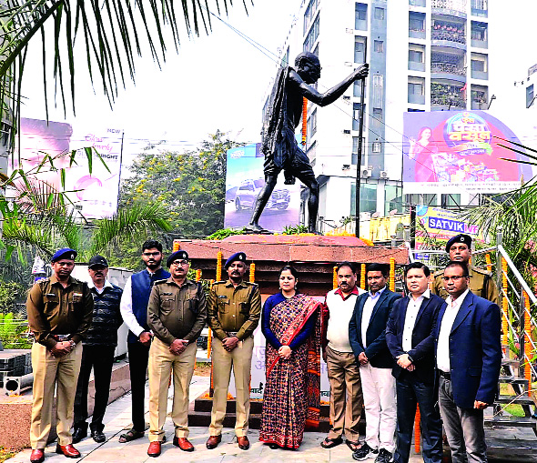 उपायुक्त, एसएसपी ने दी राष्ट्रपिता को श्रद्धांजलि