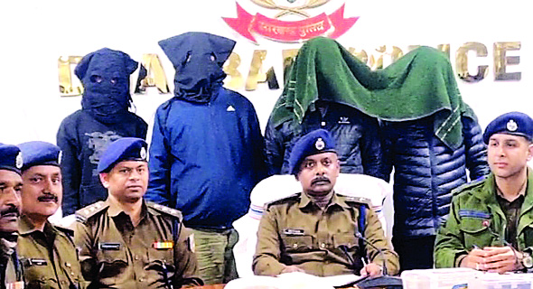 मधुबन कांड का मुख्य आरोपी कारु यादव अपने साथी के साथ गिरफ्तार