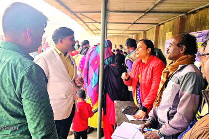 विस्थापित परिवारों को विभिन्न योजनाओं से लाभान्वित करने हेतु विशेष कैंप का हुआ आयोजन