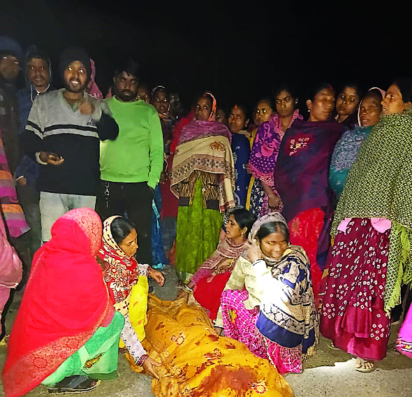 हाइवा से महिला की मौत, मुआवजा देने के बाद उठाया गया शव