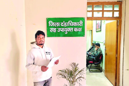 पीएचसी तिरुलडीह में स्वास्थ्य सुविधा बढ़ाने को लेकर मुखिया ने सौंपा डीसी को ज्ञापन