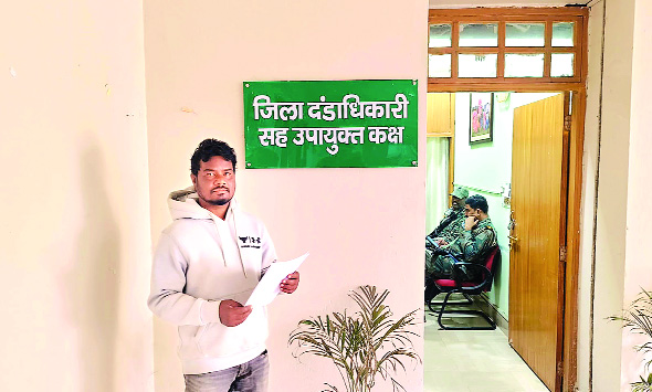 पीएचसी तिरुलडीह में स्वास्थ्य सुविधा बढ़ाने को लेकर मुखिया ने सौंपा डीसी को ज्ञापन