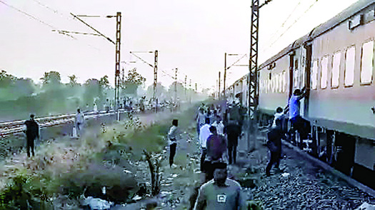 जलगांव में रेल हादसा, 11 लोगों की मौत