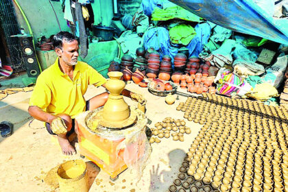 सोलर चाक के उपयोग से बढ़ रही कुम्हारों की कार्य क्षमता और आमदनी