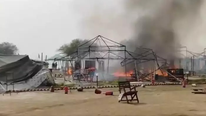 महाकुंभ मेले में फिर लगी भयावह आग, झूंसी छतनाग घाट के पास 15 टेंट जलकर खाक