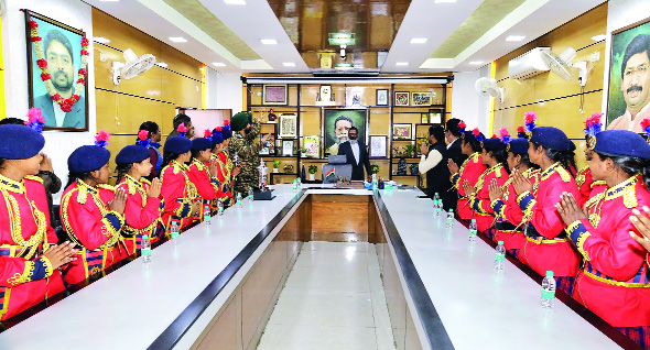 हेमन्त सोरेन ने नेशनल बैंड में प्रथम स्थान हासिल करने वाली छात्राओं से की मुलाकात