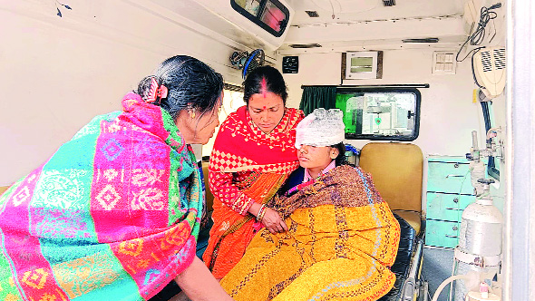 कुत्ते का आतंक : राहगीर व स्कूली छात्र-छात्रा को बना रहे हैं अपना शिकार