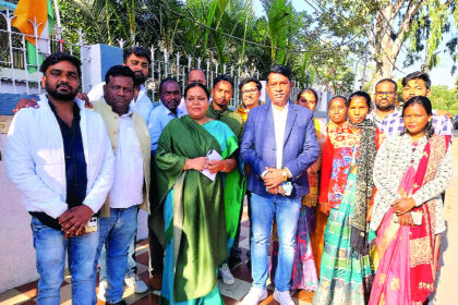 विधायक के नेतृत्व में जेएसएलपीएस के कर्मचारियों ने दीपिका पांडेय को सौंपा ज्ञापन