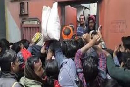 बिहार के स्टेशनों पर महाकुंभ यात्रियों की भारी भीड़, कन्फर्म टिकट वाले ट्रेन में घुस नहीं पाए.