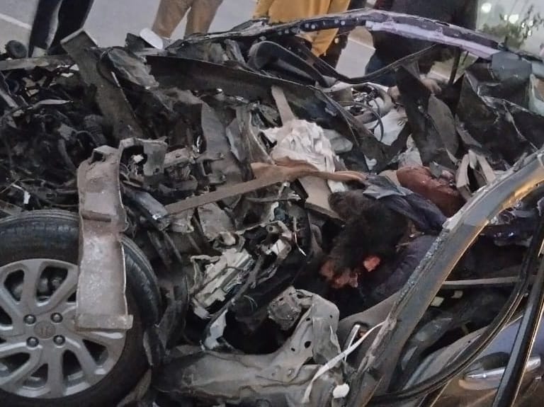 महाकुंभ स्नान से लौट रहे परिवार पर कहर, भोजपुर में दर्दनाक सड़क हादसा, 6 की मौत
