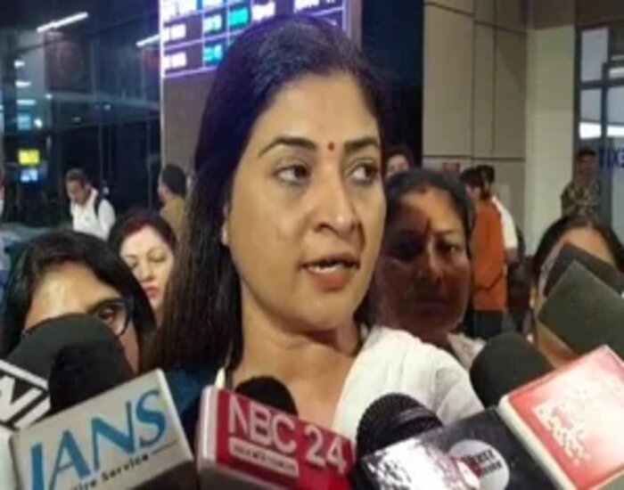 अलका लांबा का बड़ा बयान: "21वीं सदी में भी बिहार की महिलाएं कपड़े इस्तेमाल कर रहीं, सरकार की नाकामी पर हम उठाएंगे जिम्मेदारी"