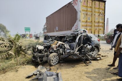 खड़े ट्रक से टकराई बेकाबू कार, पति-पत्नी और पुत्र सहित 6 लोगों की दर्दनाक मौत