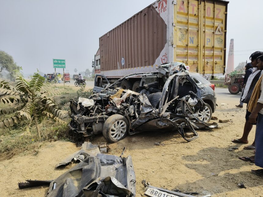खड़े ट्रक से टकराई बेकाबू कार, पति-पत्नी और पुत्र सहित 6 लोगों की दर्दनाक मौत