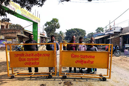 सड़क दुर्घटना को देखते हुए थाना प्रभारी ने सिरासीन चौक पर लगवाया बैरिकेडिंग