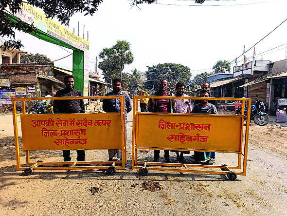 सड़क दुर्घटना को देखते हुए थाना प्रभारी ने सिरासीन चौक पर लगवाया बैरिकेडिंग