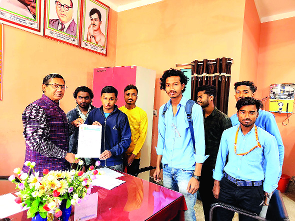 परीक्षा प्रपत्र के नाम पर कर हो रही अवैध वसूली को लेकर सोयेब अख्तर ने परीक्षा नियंत्रक को सौंपा ज्ञापन