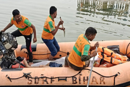 टिन के डिब्बे से बॉलीवॉल खेलने के चक्कर में पटना में कलेक्ट्रेट घाट पर 8 युवक डूबे.