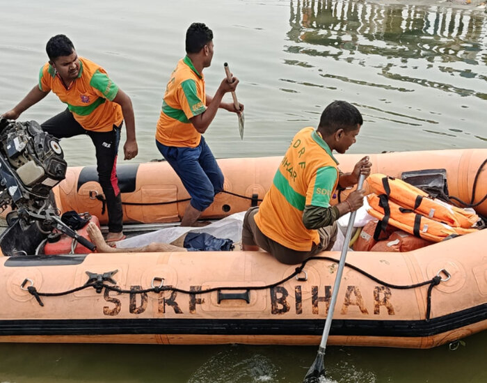 टिन के डिब्बे से बॉलीवॉल खेलने के चक्कर में पटना में कलेक्ट्रेट घाट पर 8 युवक डूबे.