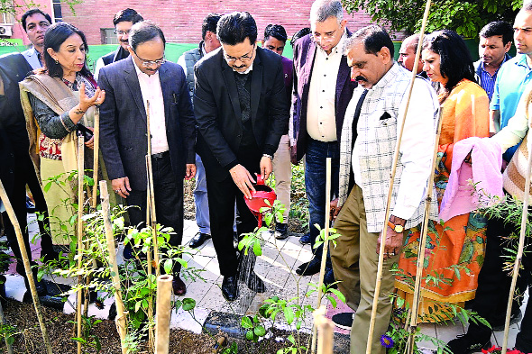 पर्यावरण के प्रति अपनी जिम्मेदारी को लेकर गंभीर है दिल्ली विश्वविद्यालय : कुलपति