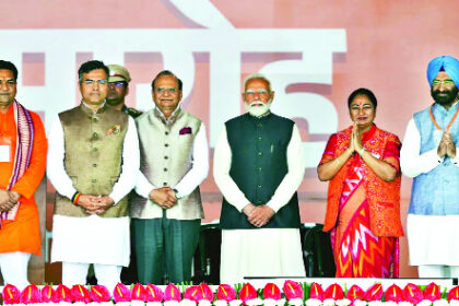 रेखा गुप्ता के सिर पर सजा दिल्ली का ताज, छह विधायकों ने भी ली मंत्री पद की शपथ